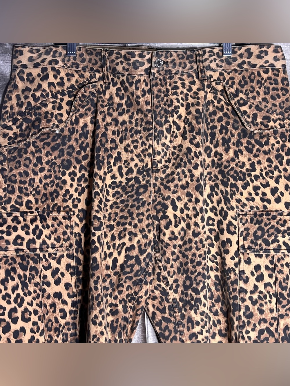 VTG GUESS Leopard Print Canvas Cargo Shorts Size 38 - Picture 2 of 10